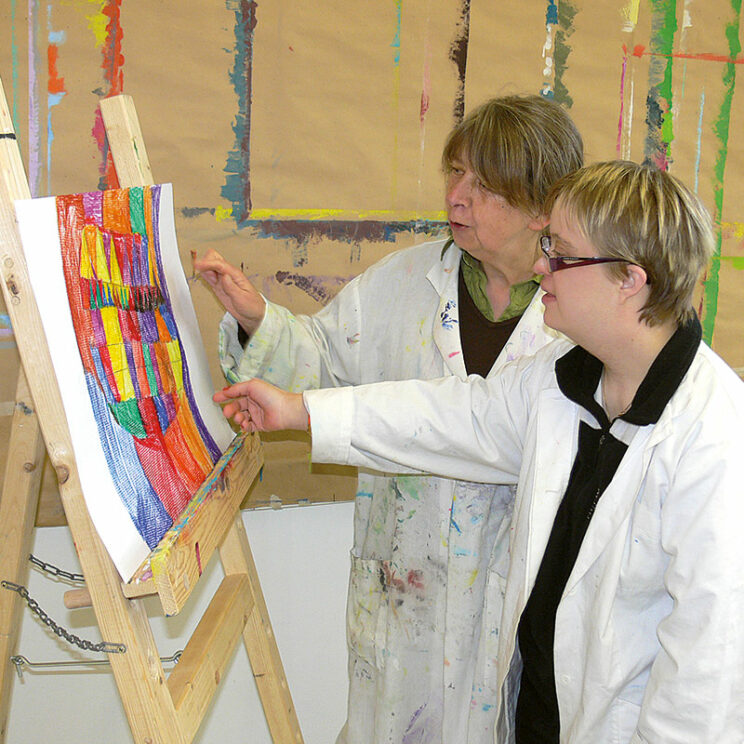 Bild zeigt Menschen zwei Frau an einer Staffelei