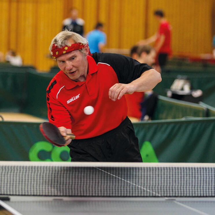 Bild zeigt einen Mann beim Tischtennis-Spielen