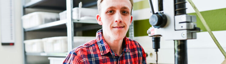 Bild zeigt einen Mitarbeiter der Auftragsfertigung.