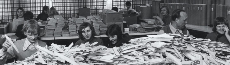 Altes Foto zeigt Arbeit in einer Werkstatt für Menschen mit Behinderungen in den 1970ger Jahren.
