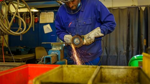 Bild zeigt Mensch beim Arbeiten mit Metall