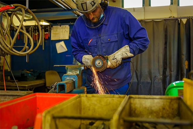 Bild zeigt Mensch beim Arbeiten mit Metall