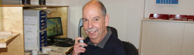 Bild zeigt Mann am Telefon