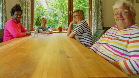 Bild zeigt vier Frauen am großen Esstisch