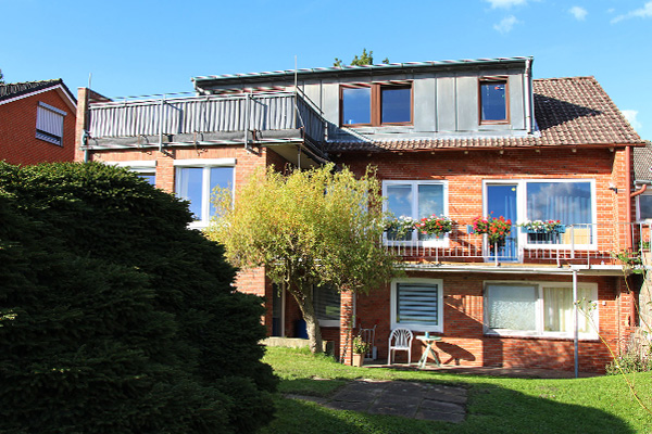 Bild zeigt das Wohnhaus der Stiftung Drachensee in Kiel-Holtenau