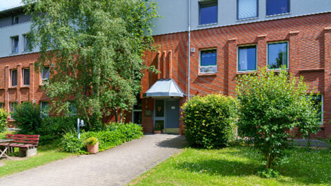 Bild zeigt das Wohnhaus im Postillionweg 26 in Kiel der Stiftung Drachensee