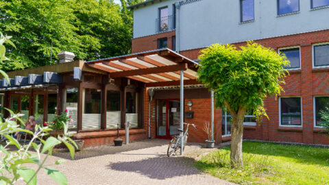 Bild zeigt das Wohnhaus im Postillionweg 28 der Stiftung Drachensee in Kiel