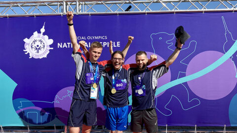 Bild zeigt drei Sportler bei der Siegerehrung.