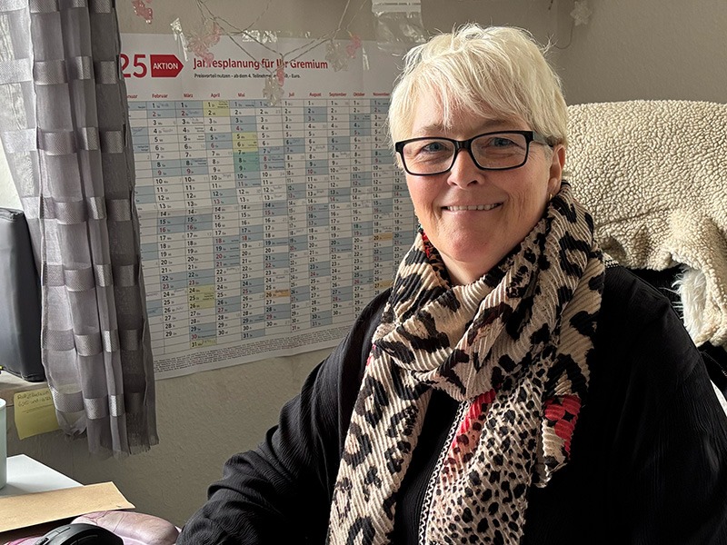 Eine Frau lächelt in die Kamera