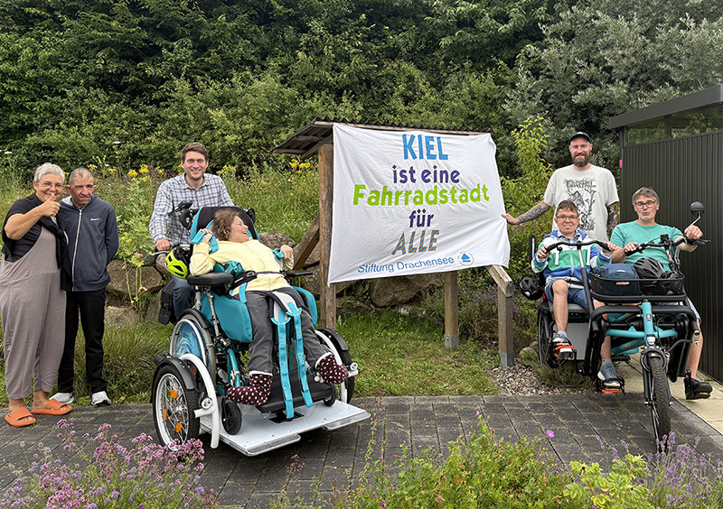 Bild zeigt mehrere Personen mit Spezialfahrrädern