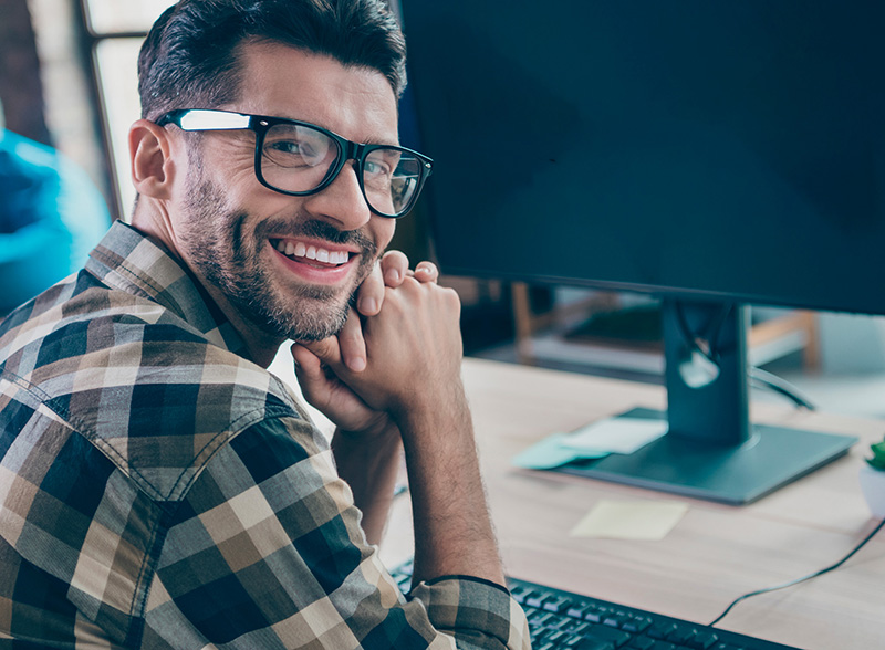 Bild zeigt jungen Mann am Schreibtisch
